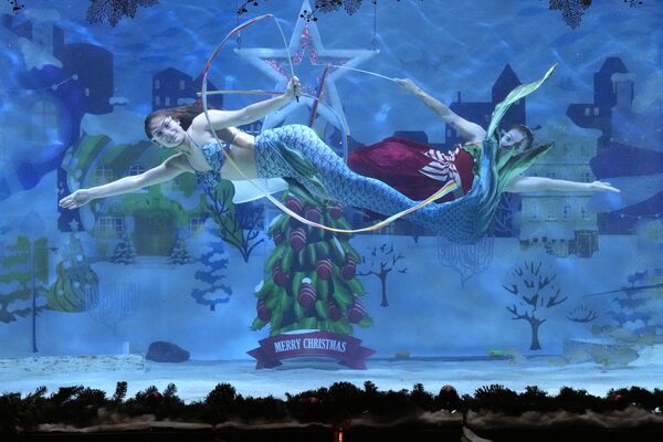 COEX水族館で開催されるクリスマスイベントでパフォーマンスを披露するダイバーら（韓国・ソウル、1日） - Sputnik 日本