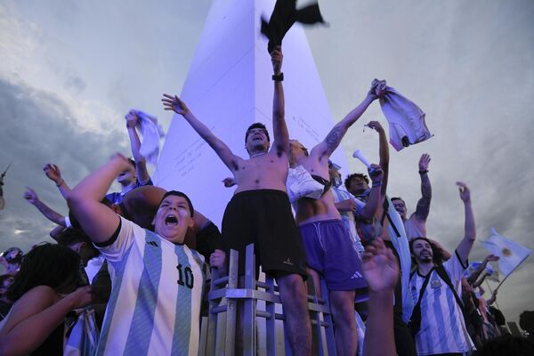 オベリスコが建つ共和国広場で、ポーランドに勝利したアルゼンチン代表を祝福するサポーター（アルゼンチン・ブエノスアイレス） - Sputnik 日本