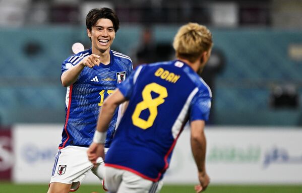 ゴールを決めて喜ぶ日本代表MFの田中碧選手（右）とMFの堂安律選手（左） - Sputnik 日本