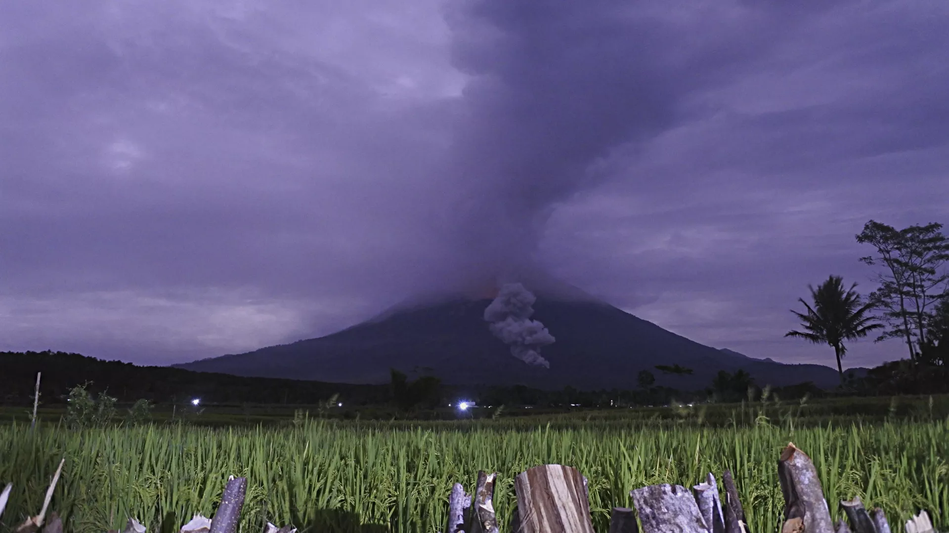 インドネシア・ジャワ島のスメル（セメール）火山、2020年の噴火時