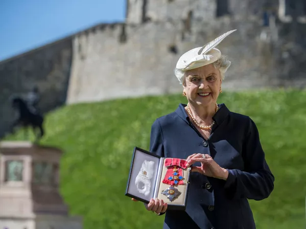 英国生まれの米国の女優、アンジェラ・ランズベリーさん。10月11日、ロサンゼルスの自宅で死去。96歳没。 英国生まれの米国の女優、アンジェラ・ランズベリーさん。10月11日、ロサンゼルスの自宅で死去。96歳没。 - Sputnik 日本