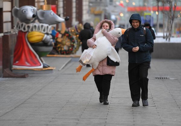 モスクワ中心部の通りをぬいぐるみを抱いて歩く女性 - Sputnik 日本