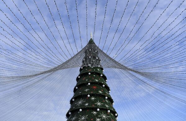 タタールスタン共和国・首都カザンの川沿いの堤防に飾られたヨールカ（新年のツリー） - Sputnik 日本