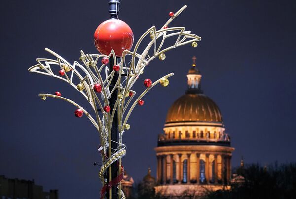 新年の装飾が施されたサンクトペテルブルクの街角にある街灯。後ろは聖イサアク大聖堂 - Sputnik 日本
