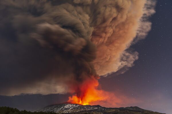 2月10日、イタリア南部・シチリア島のエトナ火山が噴火。噴煙は上空1万メートルに達した - Sputnik 日本