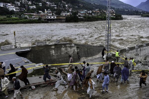 パキスタンでは6月より豪雨による大洪水が各地で発生し、1000人を超える死者が出た。北部では増水した河川の近くに住む数千人の住民に避難命令が出された - Sputnik 日本