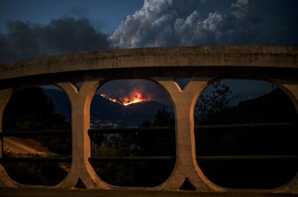 8月6日、ポルトガルのエストレーラ山脈にあるユネスコ世界遺産の国立公園で火災が発生。推定で約2万5000ヘクタールが焼失 - Sputnik 日本