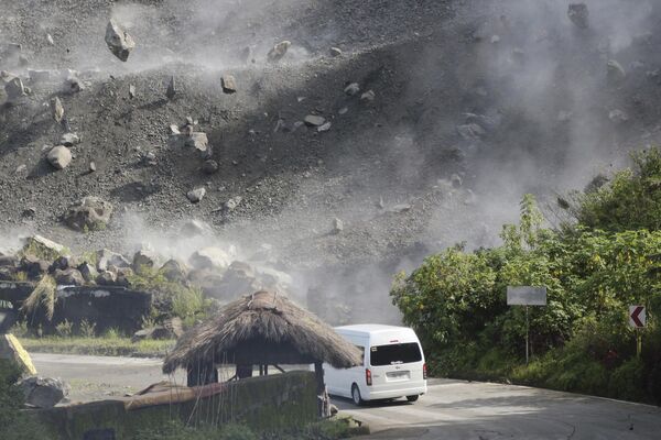 7月27日、フィリピン北部・ルソン島でマグニチュード7.2の地震が発生。各地で落石や土砂崩れ、建物の倒壊などの被害に見舞われた。 - Sputnik 日本