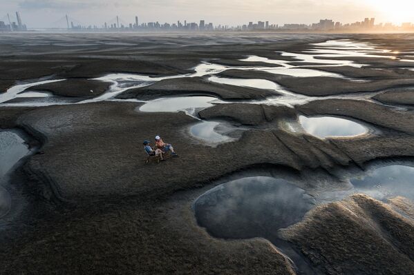 9月、中国・湖北省武漢の長江の水位が干ばつにより低下。長江流域に住む市民約4000万人の生活に影響が出た - Sputnik 日本