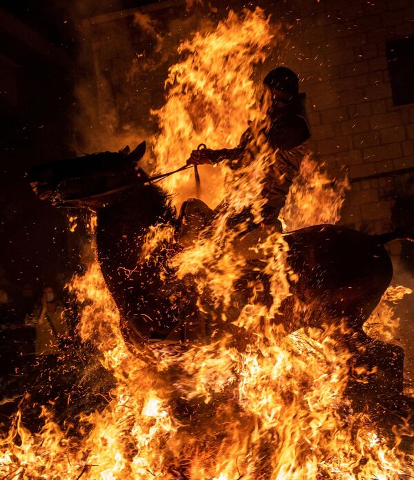 スペイン・アビラ県で開かれた、動物の守護聖人とされる聖アントニオを称える伝統的な祭り「ルミナリアス」。参加者は乗馬して炎を飛び越える（写真は1月16日撮影） - Sputnik 日本
