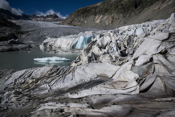 スイス・グレッチ近郊にあるローヌ氷河が融解防止のため断熱シートで覆われた。ローヌ氷河は、高解像度タイムラプスカメラで監視する世界の10の氷河のひとつに選出され、地球温暖化の影響の記録・測定が行われている（写真は7月8日撮影） - Sputnik 日本