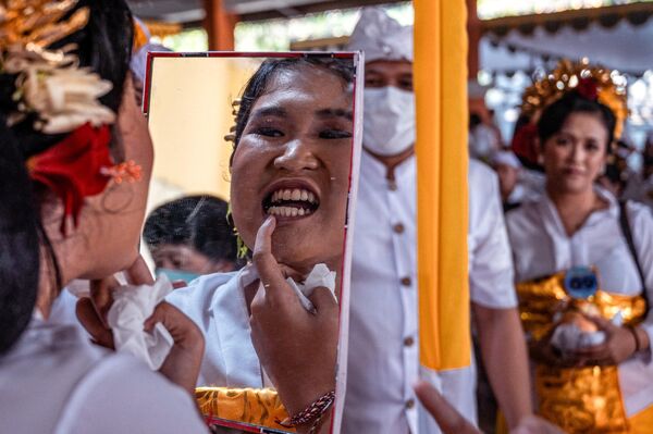 インドネシア・ジャワ島のシドアルジョ県にある寺院で行われた歯削りの儀式「ムタタ」。バリ・ヒンドゥー教徒が行う成人の儀式（写真は7月30日撮影） - Sputnik 日本