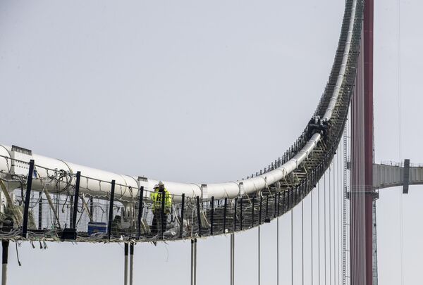 トルコのダーダネルス海峡にかかる「チャナッカレ1915橋」全長は4163メートル、径間長は2023メートルで、日本の明石海峡大橋を抜き、世界最長の吊り橋となった。（写真は2月16日撮影） - Sputnik 日本