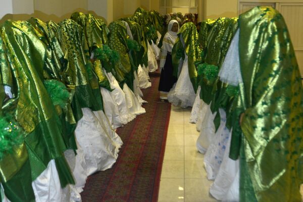 アフガニスタン・カブールの結婚式場で、集団結婚式の開始を待つ花嫁たち。花嫁は緑のショールに身を隠し、数百人の来賓と銃を持ったタリバン戦闘員が参列した（写真は6月13日撮影） - Sputnik 日本