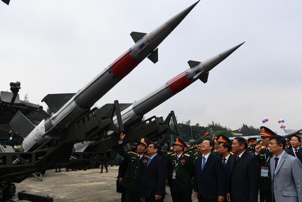 国際防衛展示会でミサイルシステムを視察するファム・ミン・チン首相と関係者ら（ベトナム・ハノイ、8日） - Sputnik 日本