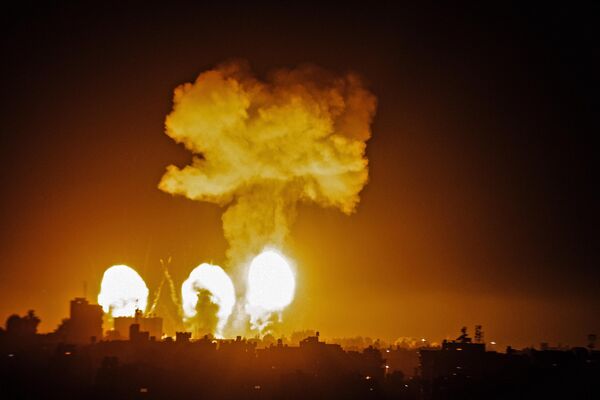 イスラエル軍の空爆で建物の上に上がる火の玉と煙（パレスチナ自治区・ガザ地区、4日） - Sputnik 日本
