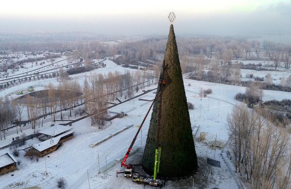 新年のツリーの設置作業（ロシア・クラスノヤルスク、5日） - Sputnik 日本