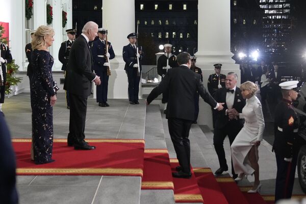 国賓訪問したフランスのエマニュエル・マクロン大統領とブリジット夫人をホワイトハウスの北門で出迎えるジョー・バイデン大統領とジル夫人（米ワシントン、1日） - Sputnik 日本