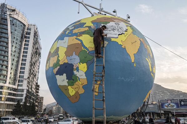広場に設置される手描きの巨大な地球儀の仕上げを施す画家（アフガニスタン・カブール、6日） - Sputnik 日本