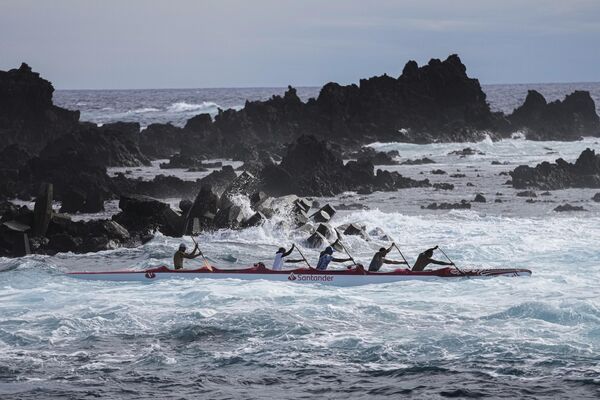 太平洋約500キロを横断する航海に向けて訓練するクルーたち（チリ・イースター島、24日） - Sputnik 日本