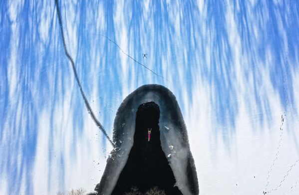 雪が降り一部凍結した湖で寒中水泳をする人（中国・遼寧省瀋陽市、3日） - Sputnik 日本