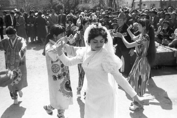 タジク・ソビエト社会主義共和国にてイラン歴の元日「ノウルーズ」を祝う人々。ノウルーズは春分の日にあたり、春を新年とする（写真は1987年3月21日） - Sputnik 日本