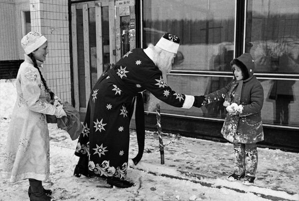 ロシア・モスクワの路上で少女に新年の挨拶をするジェド・マロース（マロースおじさん）とスネグーラチカ（雪娘）（写真は1985年12月30日） - Sputnik 日本