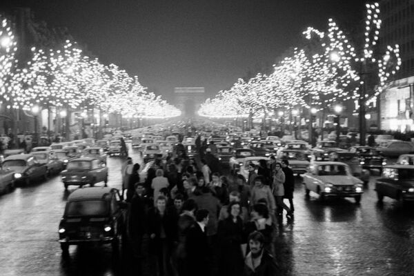 新年を祝うためフランス・パリのシャンゼリゼ通りに集まる人々（写真は1970年1月1日） - Sputnik 日本