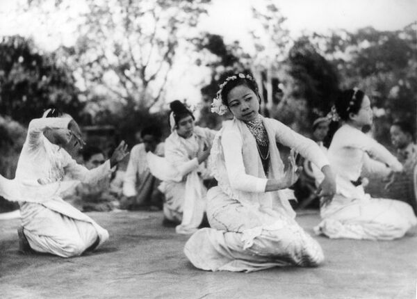 ビルマ（現：ベトナム）で開催された英国軍のクリスマスパーティーで伝統的な踊りを披露するビルマの村民ら（写真は1945年2月4日） - Sputnik 日本