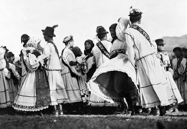 新年を祝う祭りで、民族衣装を身にまとい、民族舞踊を踊る人々。ルーマニアの地方では、新年を祝うために祭りを開く習慣があり、伝統舞踊は重要な役割を担う（写真は1937年1月1日） - Sputnik 日本