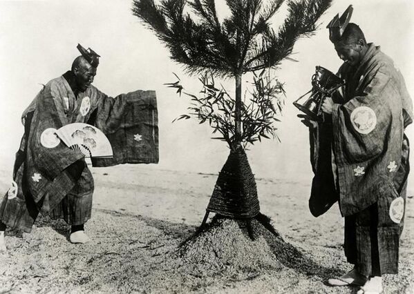 日本の伝統な衣装をまとい、砂時計で旧年の残り時間を数えて新年を迎える人々（写真は1932年） - Sputnik 日本