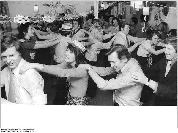 ドイツ・ベルリンで、年越しパーティに参加する人々（写真は1977年） - Sputnik 日本
