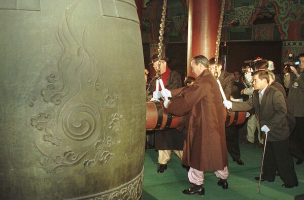 韓国・ソウルで行われた新年を祝うセレモニーで鐘を打つ市民団体の代表（写真は1998年） - Sputnik 日本