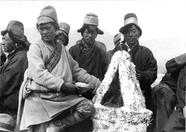 中国・チベット自治区で、民族衣装を着て新年を祝う人々（写真は1938年） - Sputnik 日本