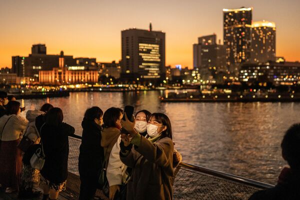 大さん橋で写真を撮る人々（神奈川県横浜市、10日） - Sputnik 日本