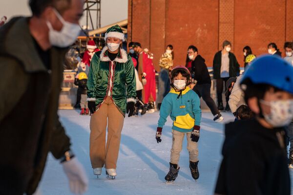 赤レンガ倉庫前のスケートリンクを滑る人々（神奈川県横浜市、10日） - Sputnik 日本
