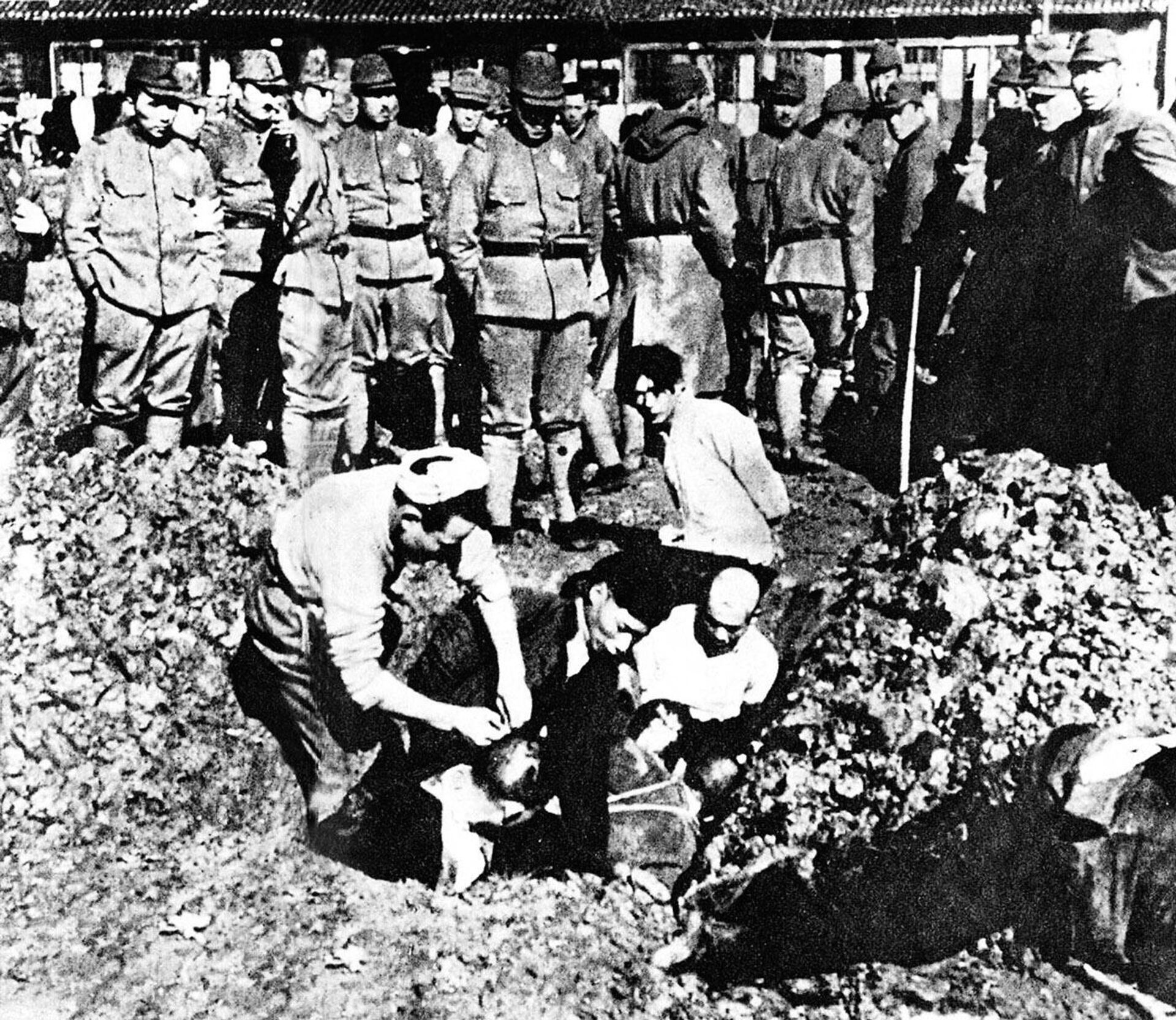 Захваченных в плен китайцев закапывают в землю живьём в ходе Нанкинской резни, 1937 год  - Sputnik 日本, 1920, 13.12.2022