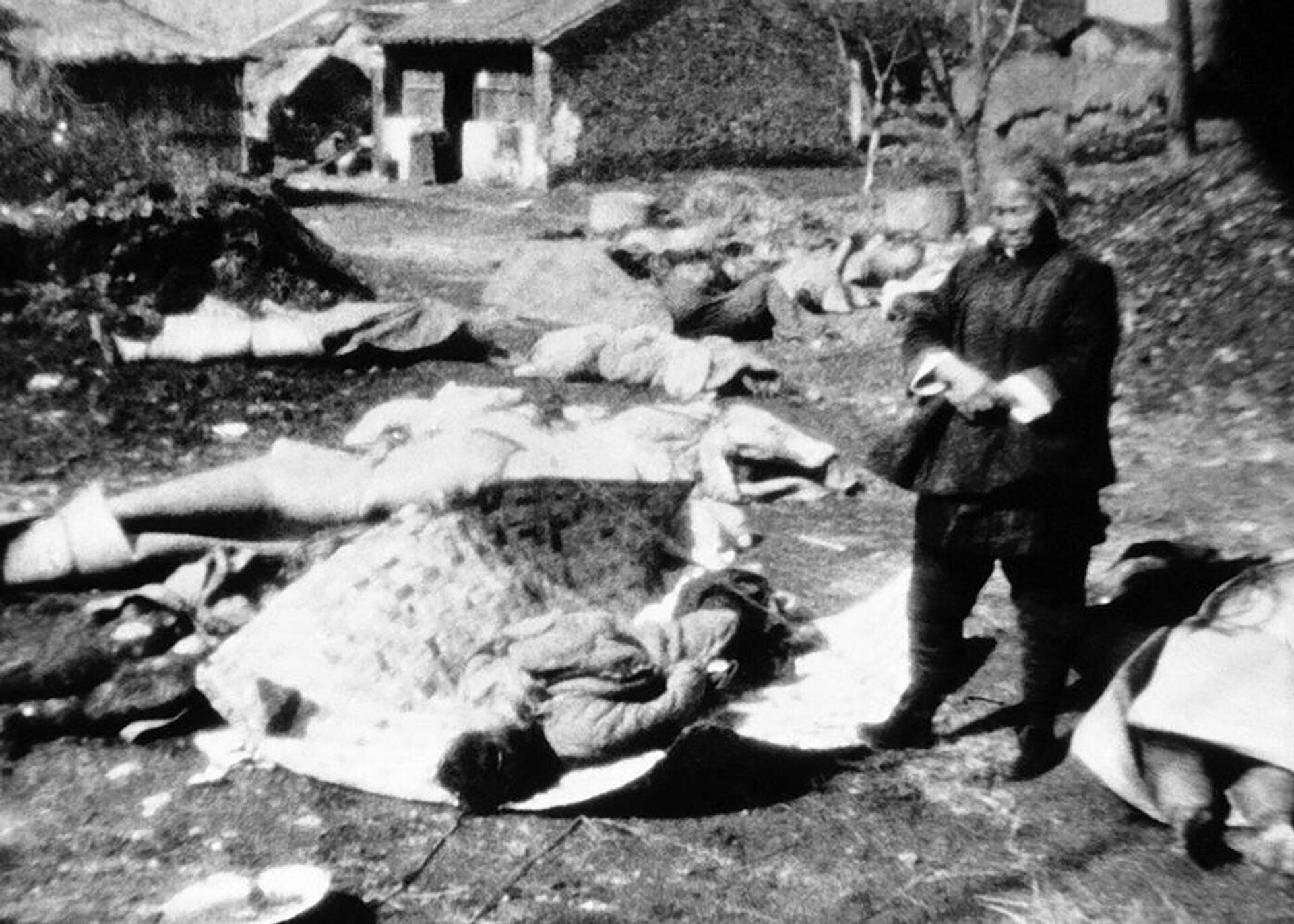 Пожилая женщина рядом с телами членов мусульманской семьи Ха, убитых в ходе Нанкинской резни, 1937 год  - Sputnik 日本, 1920, 13.12.2022