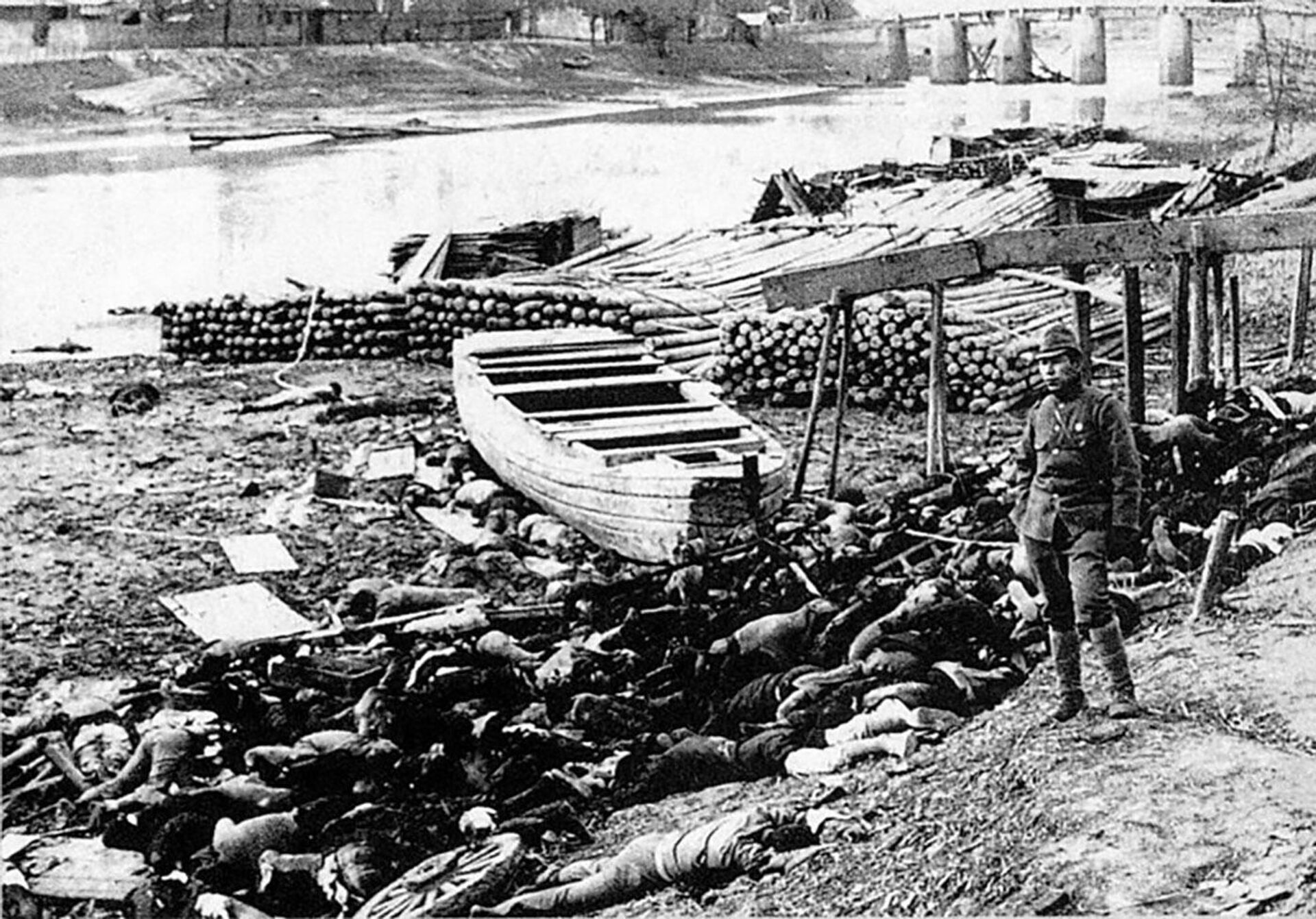 Берег реки, заваленный телами китайцев, расстрелянных японской армией, 1937 год  - Sputnik 日本, 1920, 13.12.2022