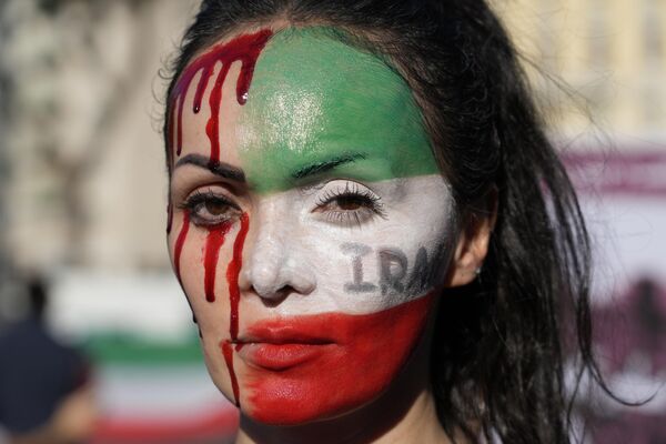 10月29日、イタリア・ローマ中心部で、イランで警察に拘束中に死亡したマハサ・アミニさんに関する抗議集会に参加する女性。22歳のアミニさんはヒジャブの被り方をめぐり、イランの道徳警察に拘束され、暴行を受けたのち死亡した - Sputnik 日本