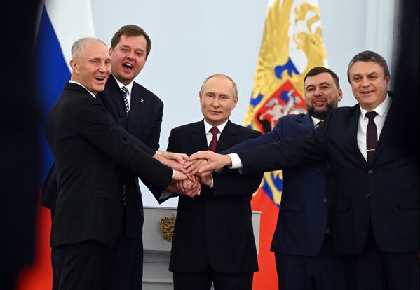 9月30日、モスクワのクレムリンにてドネツク、ルガンスク両人民共和国、ザポロジエ、ヘルソン両州の4地域を新たな構成体としてロシアへ編入する協定の調印式。左からヘルソン州のウラジーミル・サルド知事、ヘルソン州のイエベン・バリツキー知事、ロシアのプーチン大統領、ドネツク人民共和国のデニス・プシーリン首長、ルガンスク人民共和国のレオニード・パセチニク首長 - Sputnik 日本