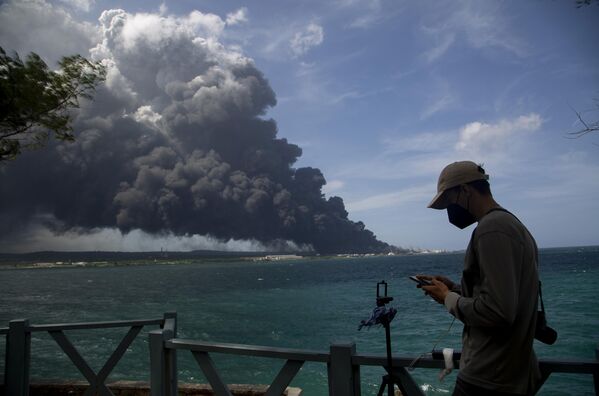 8月8日、キューバ・マタンサスある大型タンカー用の港近くで燃料貯蔵タンクが爆発。落雷が原因 - Sputnik 日本