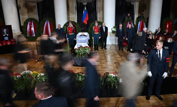 9月3日、モスクワでミハイル・ゴルバチョフ元ソ連大統領の葬儀が執り行われた。ゴルバチョフ氏はソ連の最初で最後の大統領。8月30日、闘病生活の末に91歳で死去 - Sputnik 日本