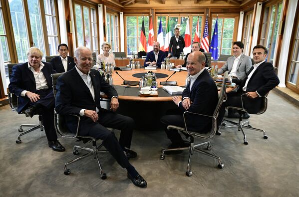6月26日、ドイツ南部のエルマウ城でG7サミットが開幕。写真は左から、28日の最終セッションに出席する米国のジョー・バイデン大統領、英国のボリス・ジョンソン首相、日本の岸田文雄首相、欧州委員会のウルスラ・フォン・デア・ライエン委員長、欧州理事会のシャルル・ミシェル議長、イタリアのマリオ・ドラギ首相（当時）、カナダのジャスティン・トルドー首相、フランスのエマニュエル・マクロン大統領、ドイツのオラフ・ショルツ首相、 - Sputnik 日本
