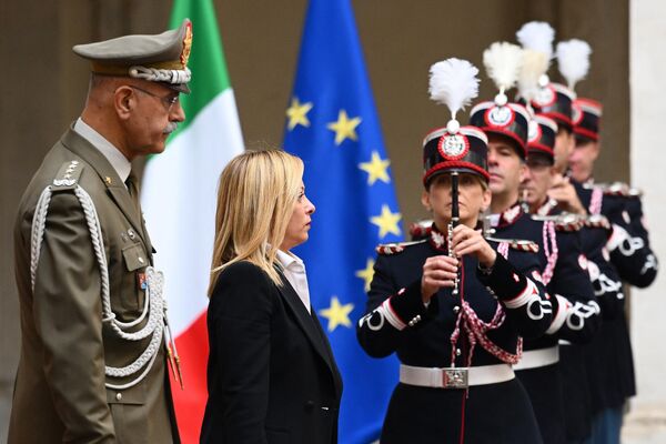 10月23日、イタリア・ローマの首相官邸で新旧首相の引き継ぎ式が行われた。10月21日、上下院の総選挙で右翼政党「イタリアの同胞（FDI）」が勝利、ジョルジア・メローニ党首はイタリアで初の女性首相に - Sputnik 日本