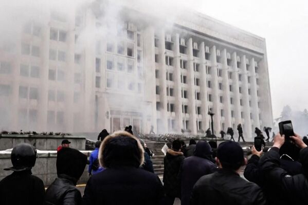 1月5日、カザフスタン・アルマトイの市庁舎に押し寄せるデモ隊。カザフスタンではエネルギー価格の上昇に対する抗議が広がり、暴動に発展。9000人以上が逮捕され、230人が死亡 - Sputnik 日本