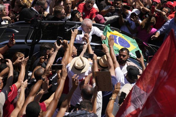 10月30日、ブラジル大統領選挙。サンパウロで行われ決選投票後、支持者と手を取り合うルイス・イナシオ・ルラ・ダ・シルバ次期大統領 - Sputnik 日本