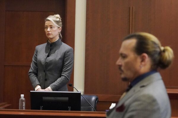5月16日、米バージニア州フェアファックスの巡回裁判所で、陪審員が去るのを見守る米俳優のアンバー・ハードさん（左）とジョニー・デップさん。デップさんは、自身から家庭内暴力を受けたと主張する元妻のハードさんを名誉毀損で提訴。結果勝訴し、ハードさんには賠償金1000万ドルの支払いが命じられた - Sputnik 日本