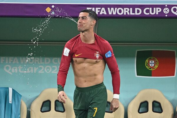 6日、決勝トーナメント1回戦・対スイス戦で水を吐き出すポルトガル代表のクリスティアーノ・ロナウド選手 - Sputnik 日本