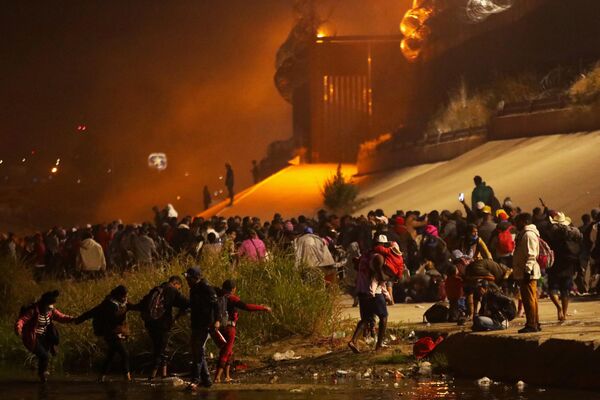 米国へ政治亡命するため、米メキシコ国境のリオ・グランデ川を渡る移民ら（メキシコ・チワワ州、11日） - Sputnik 日本